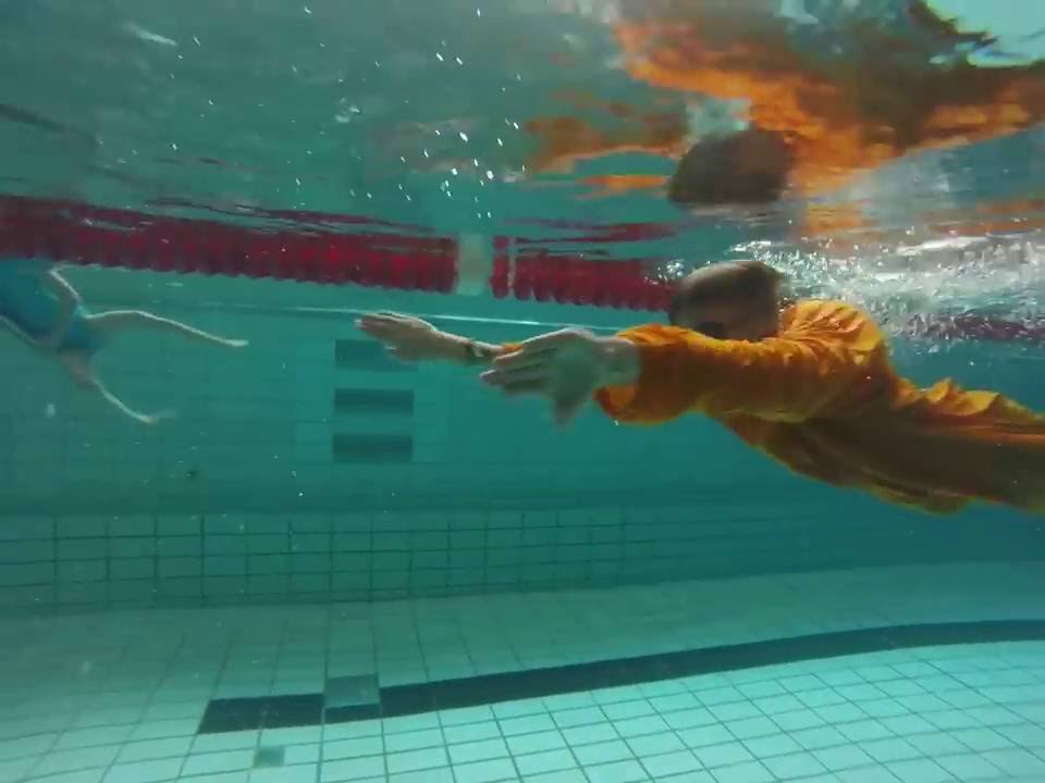 &Uuml;bung Kleiderschwimmen in Brustlage