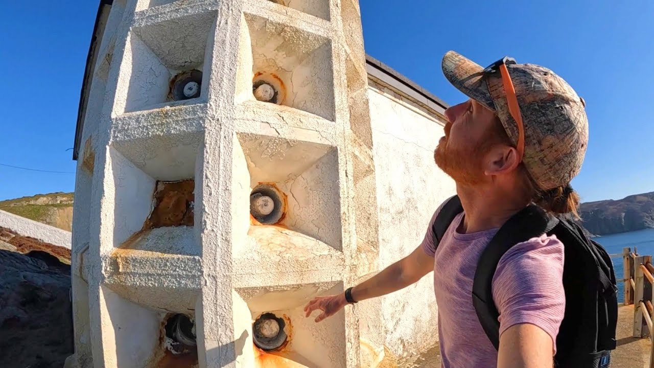 I visit a remote ABANDONED LIGHTHOUSE (North Stack) 🏴󠁧󠁢󠁷󠁬󠁳󠁿