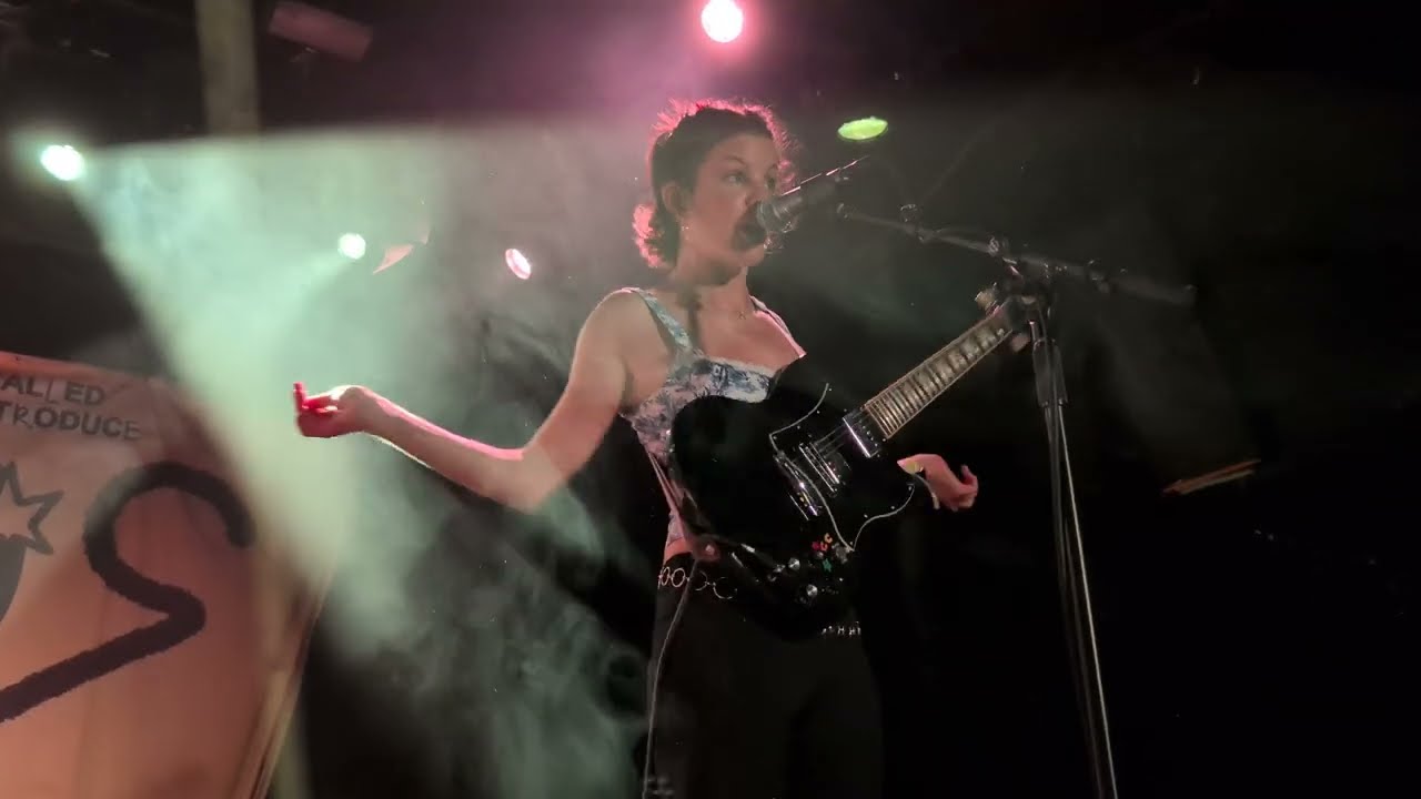 Hinds - Burn live at the Echoplex in L.A.