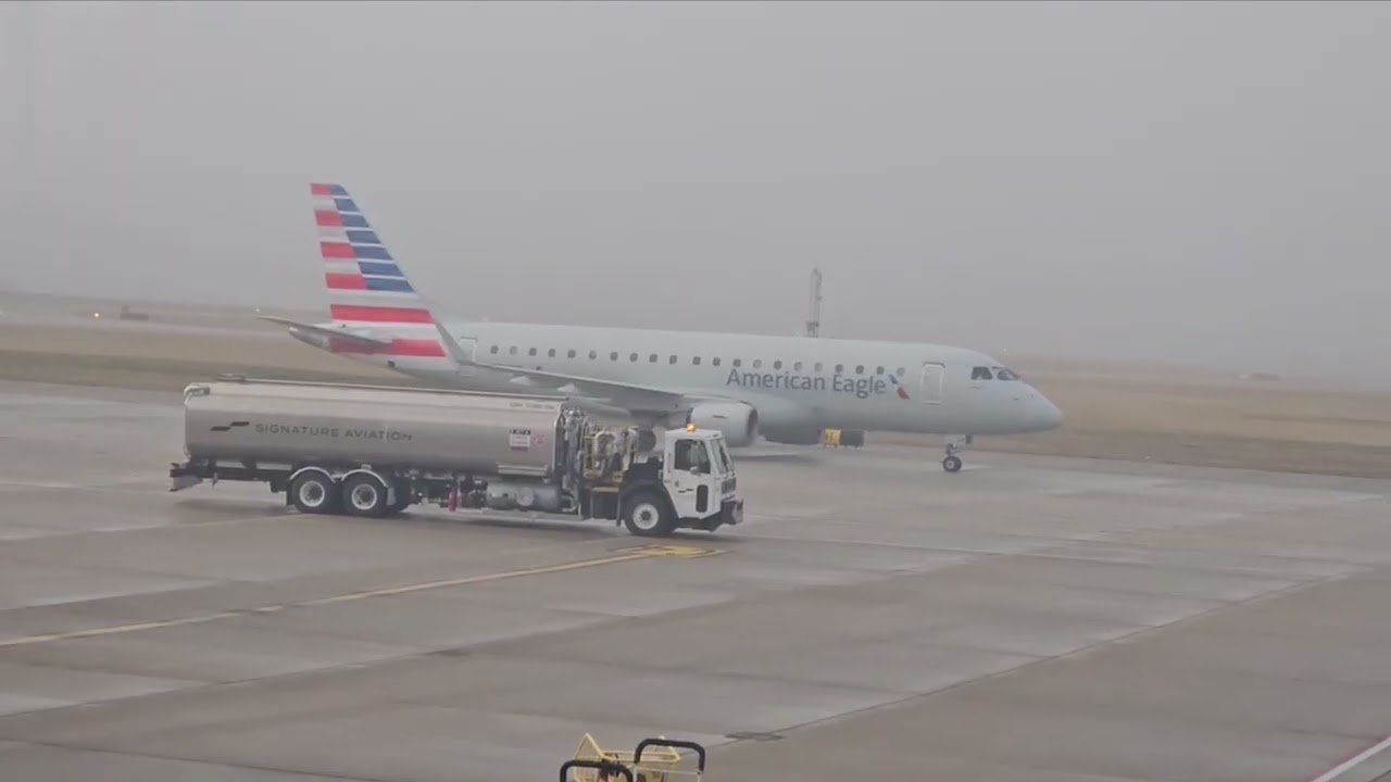 Cloudy plane spotting at Des Moines International Airport 