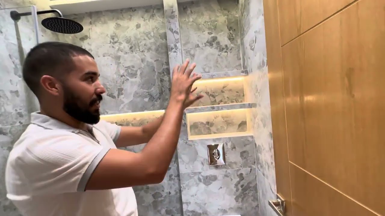 حمام ومرحاض عصريين من أعمال ساتر للخدمات