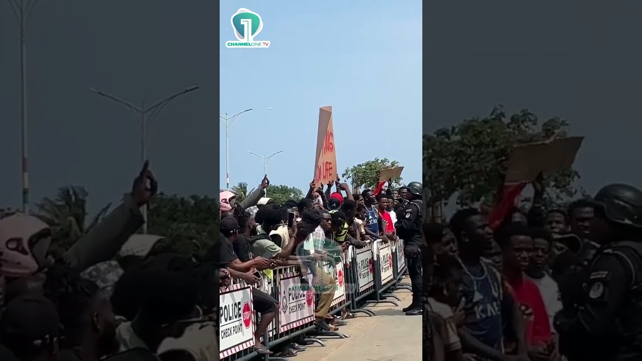 🚨 &ldquo;Free Our King!&rdquo; &ndash; Shatta Wale Fans Storm EOCO HQ Over Detention | Channel One News