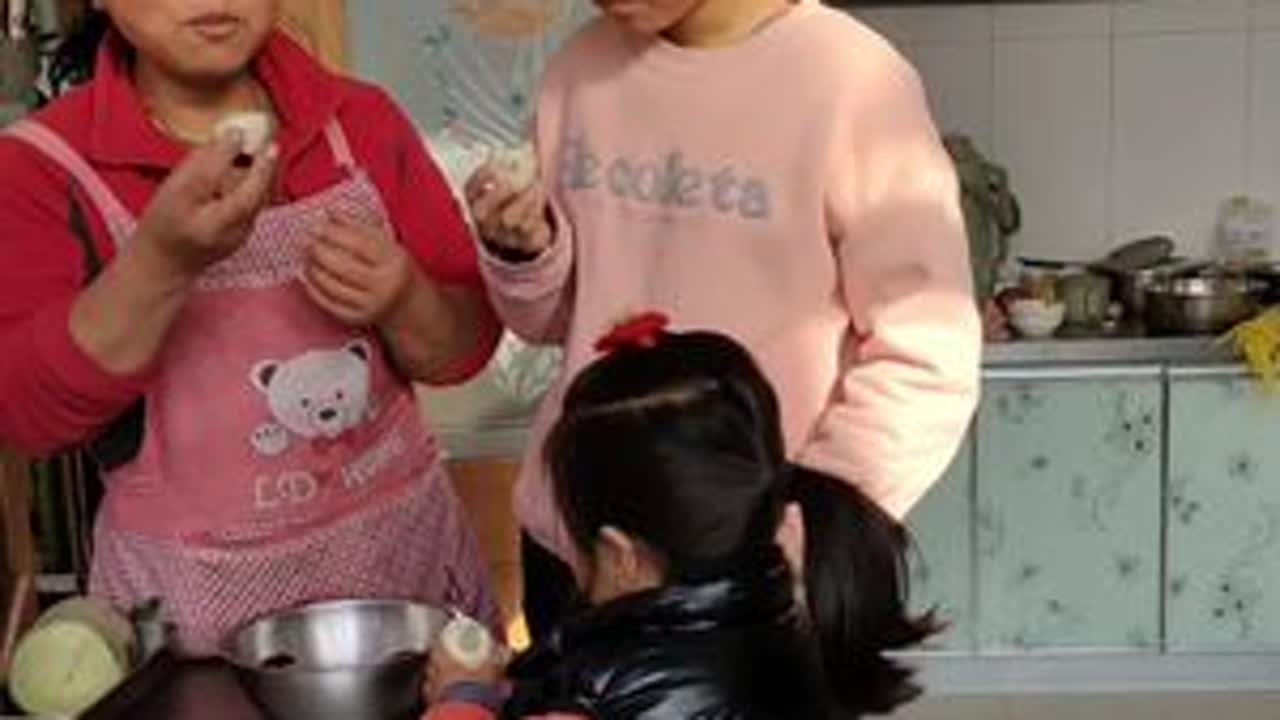 吃个茶叶蛋就能让两个孩子高兴的跳起来，这就是简单的幸福 #农村生活