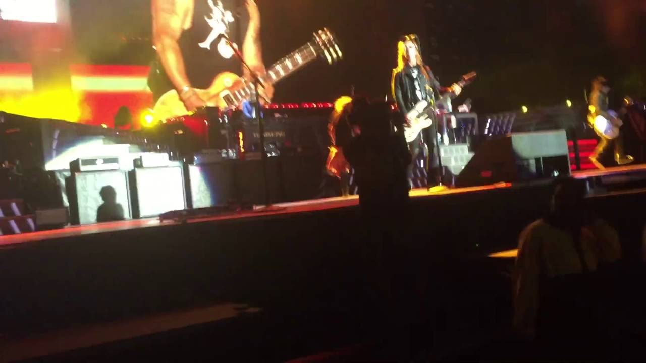 Guns N' Roses -- It's So Easy (Rogers Centre, Toronto, July 16, 2016)