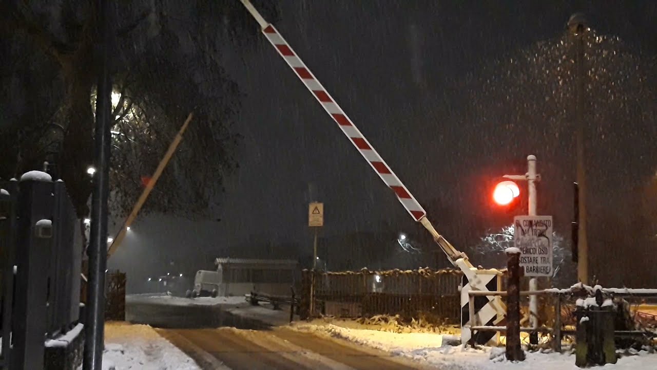 Passaggio a livello Pavia (I)//Railroad crossing//Bahnübergang