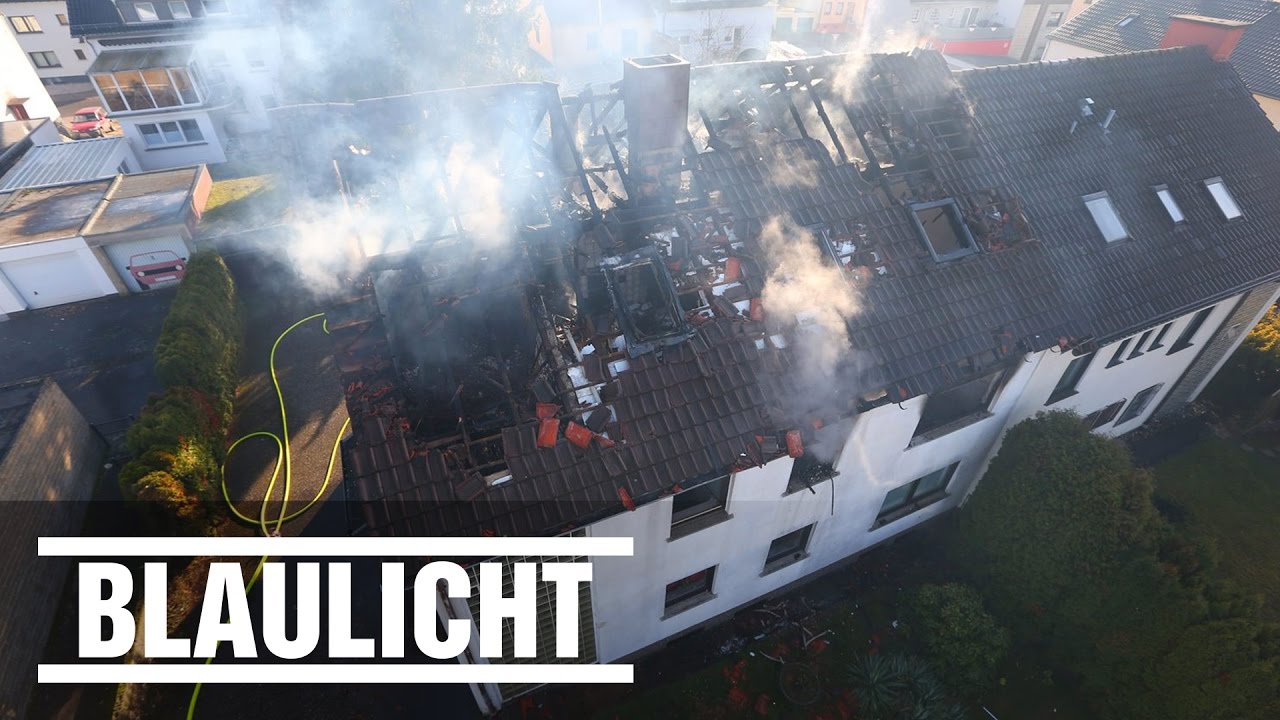 Haus explodiert - Feuerwehr rettet Familie