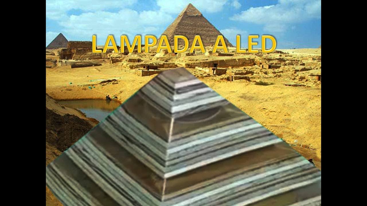 LAMPADA A LED......PIRAMIDE IN LEGNO E  PLEXIGASS...... A LED