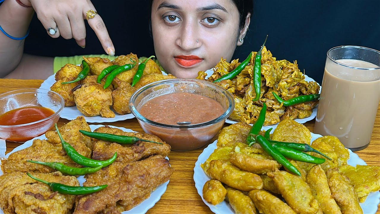 EATING BREAD PAKORA,PANEER PAKORA,GOBI PAKORA,BTATA VADA,MIRCHI PAKORA,ALOO CHOP,BEGUN PAKORA|FOOD