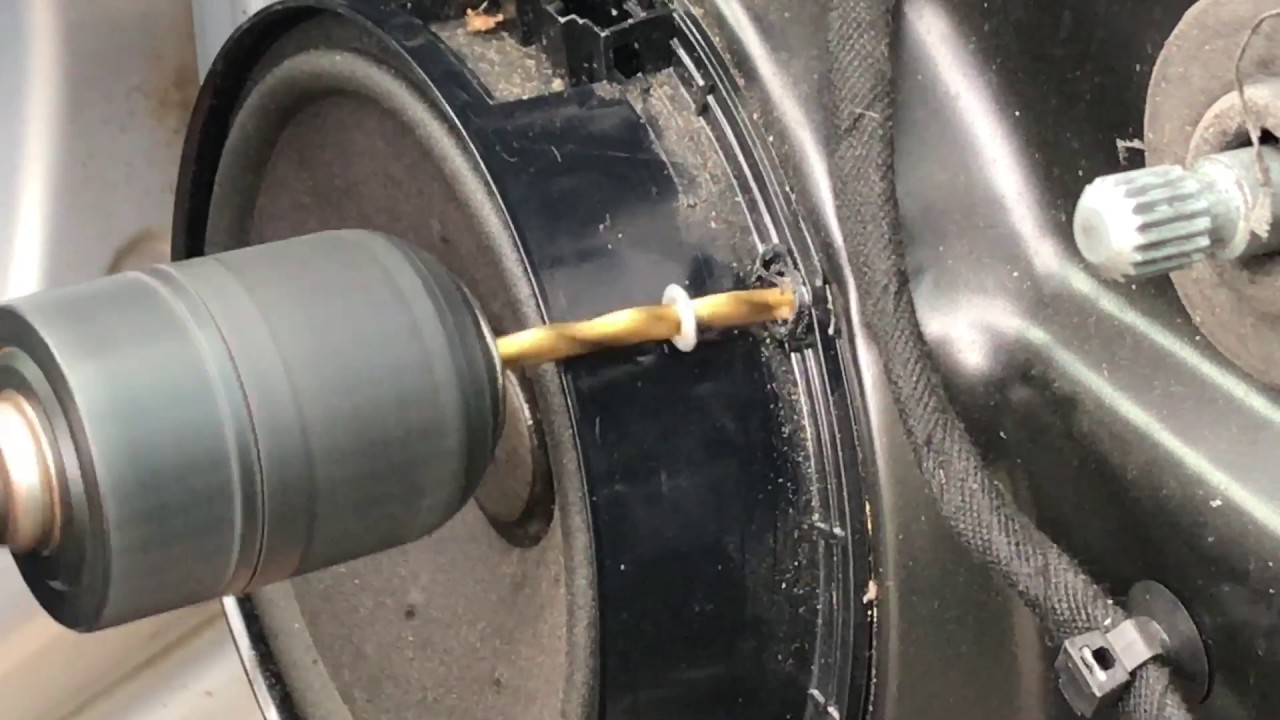 Popnagel uitboren (Auto speaker vervangen)