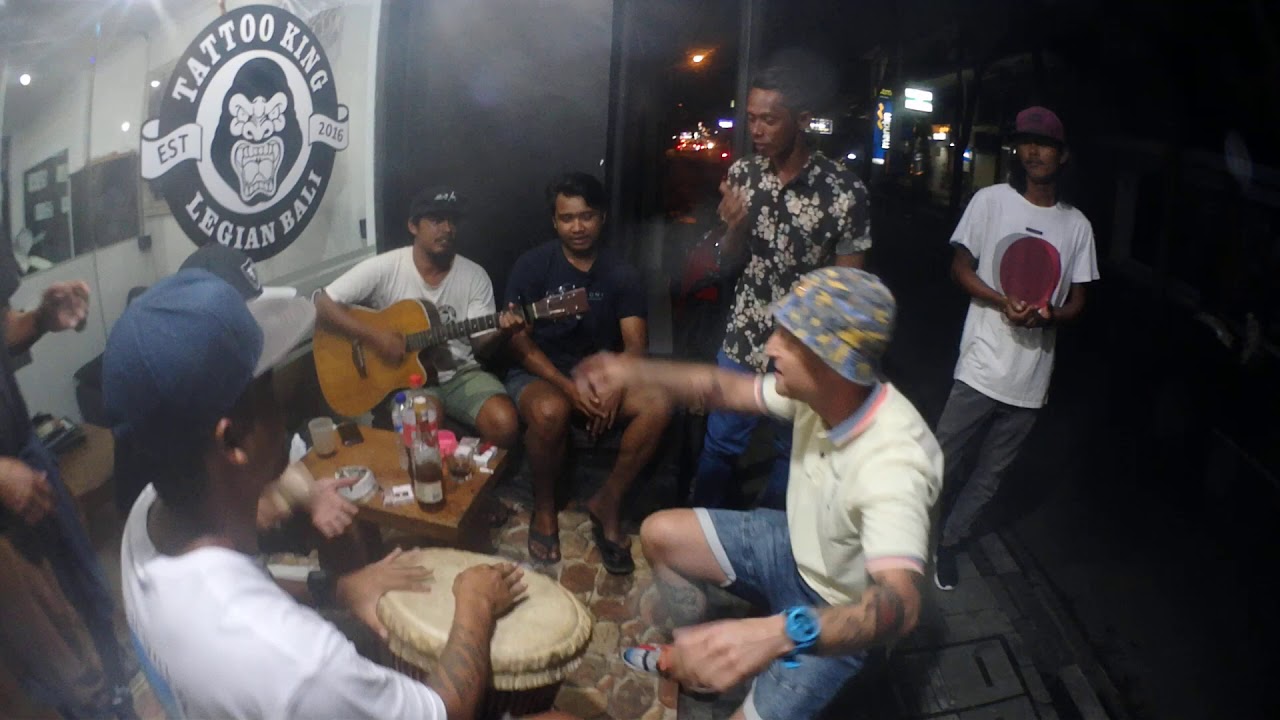 Gro Cyklop z Miasta z ulicznym bandem na Khao San Road w Bangkoku