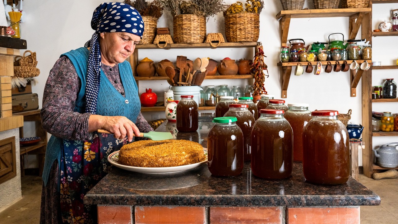 Наш первый медовый урожай в этом году — и сладости в придачу! 🍯