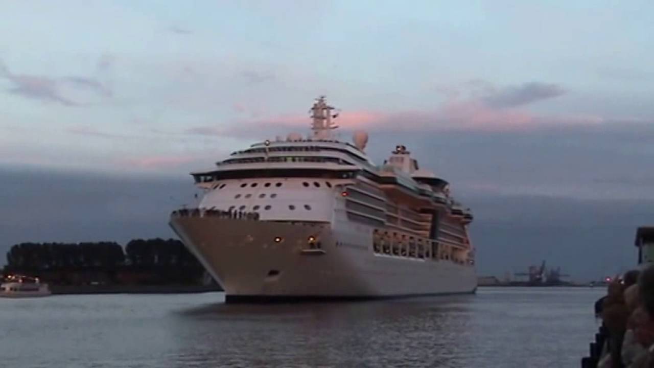 Cruise Ship Jewel of the seas auslaufend aus Rostock-Warnemuende
