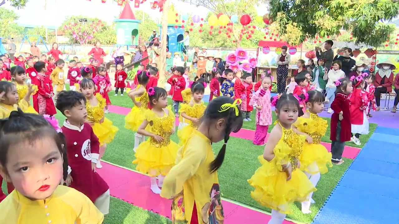2 Như hoa mùa xuân.Đồng diễn