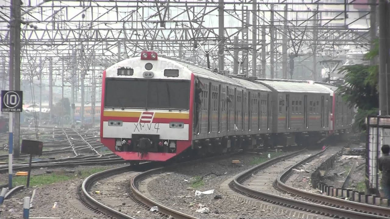 KL3-97 HITACHI di stasiun jakarta_kota