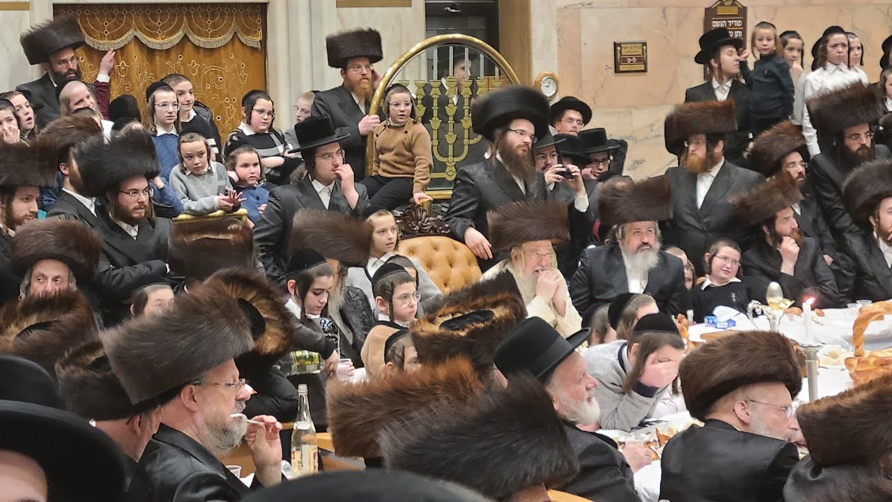 Purim Tish By The Munkatcher Rabba Shlita | Skit By Ari Abramowitz & More Talented Actors