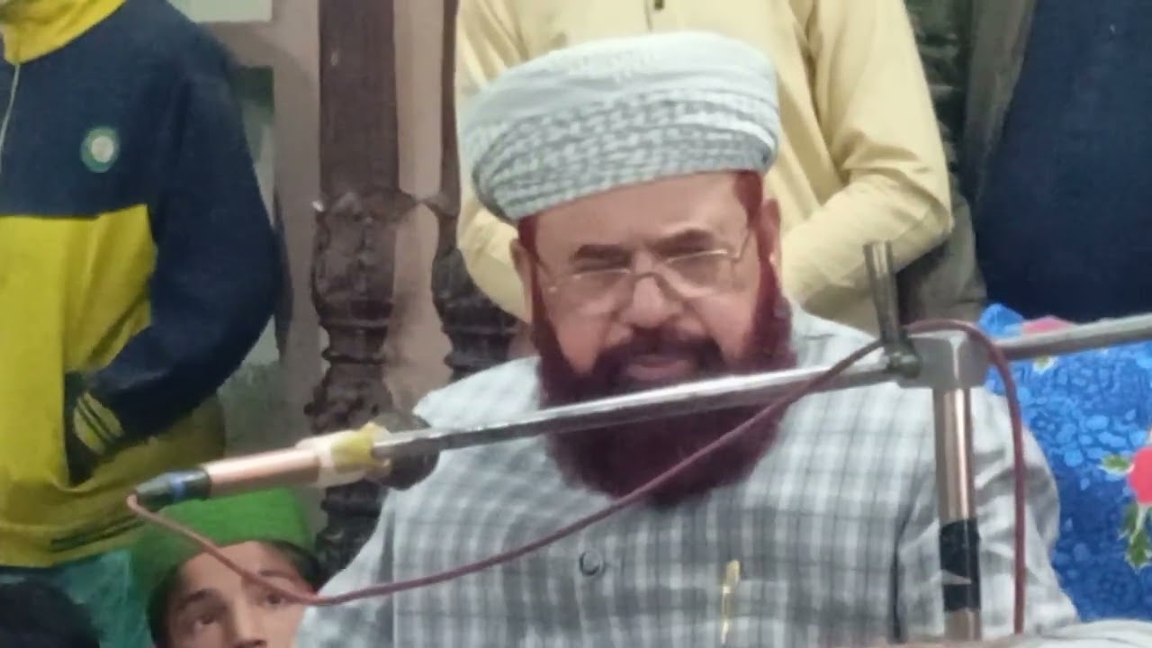 حامد شاہ صاحب کاظمی 15 شعبان کی رات میں تقریر کر رہے ہیں جن پور مسجد میں