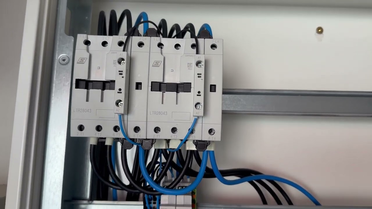 Tablou electric cu mai multe surse de alimentare