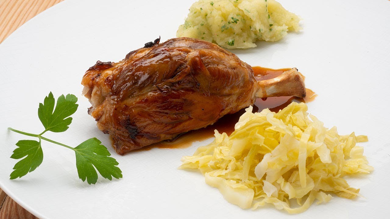 Codillo a la cerveza con puré de patatas y col encurtida - Cocina Abierta de Karlos Arguiñano