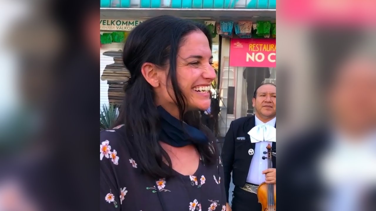 Natalia Jiménez cantando COSTUMBRES en Plaza Garibaldi en Ciudad de México