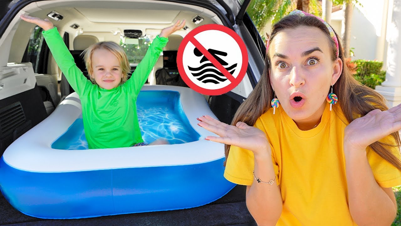 Aventure dans la piscine gonflable de Chris et maman