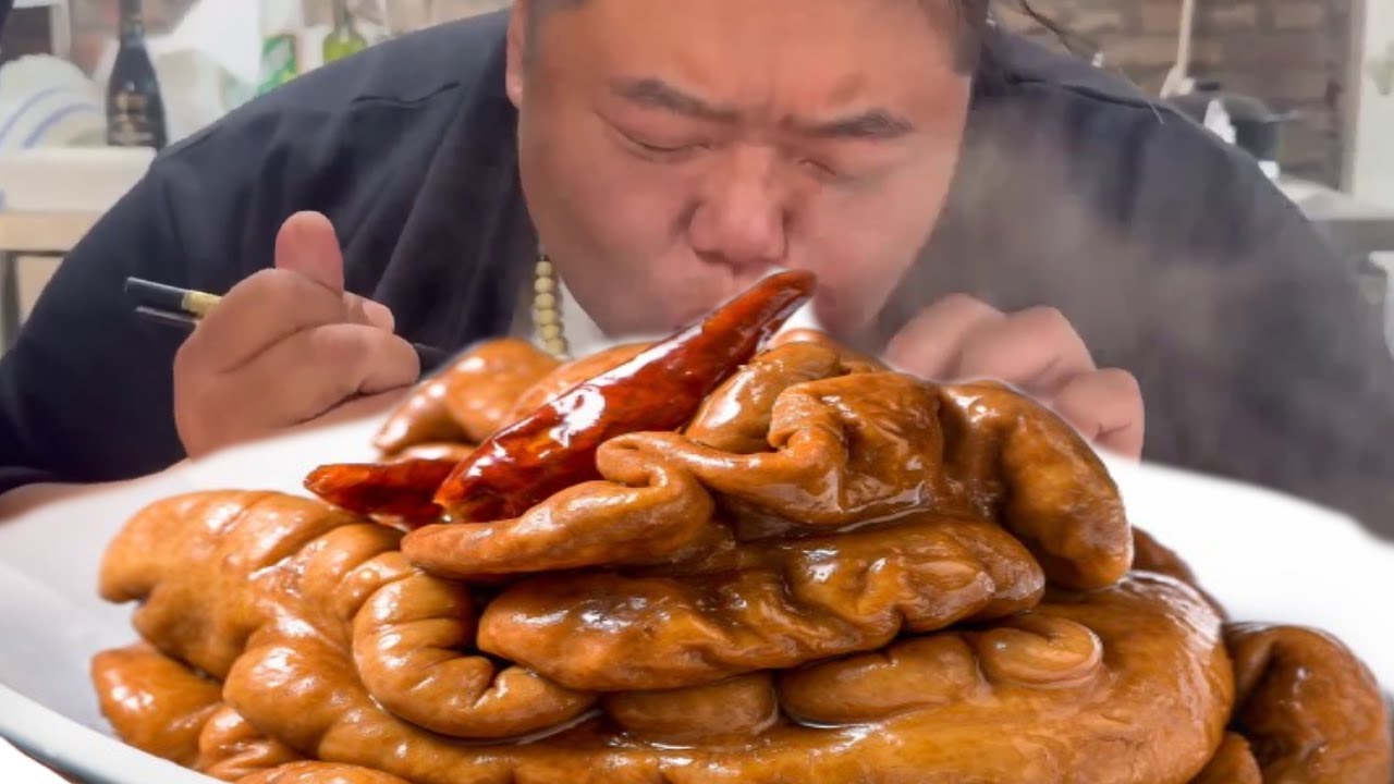 猴哥硬核整五斤肥肠！巨型铁锅一焖一熏油润爆香，滋滋作响满屏流油直接香迷糊！【胖猴仔】