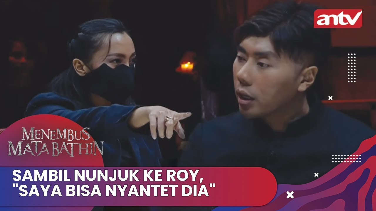 Sambil Nunjuk ke Roy, 