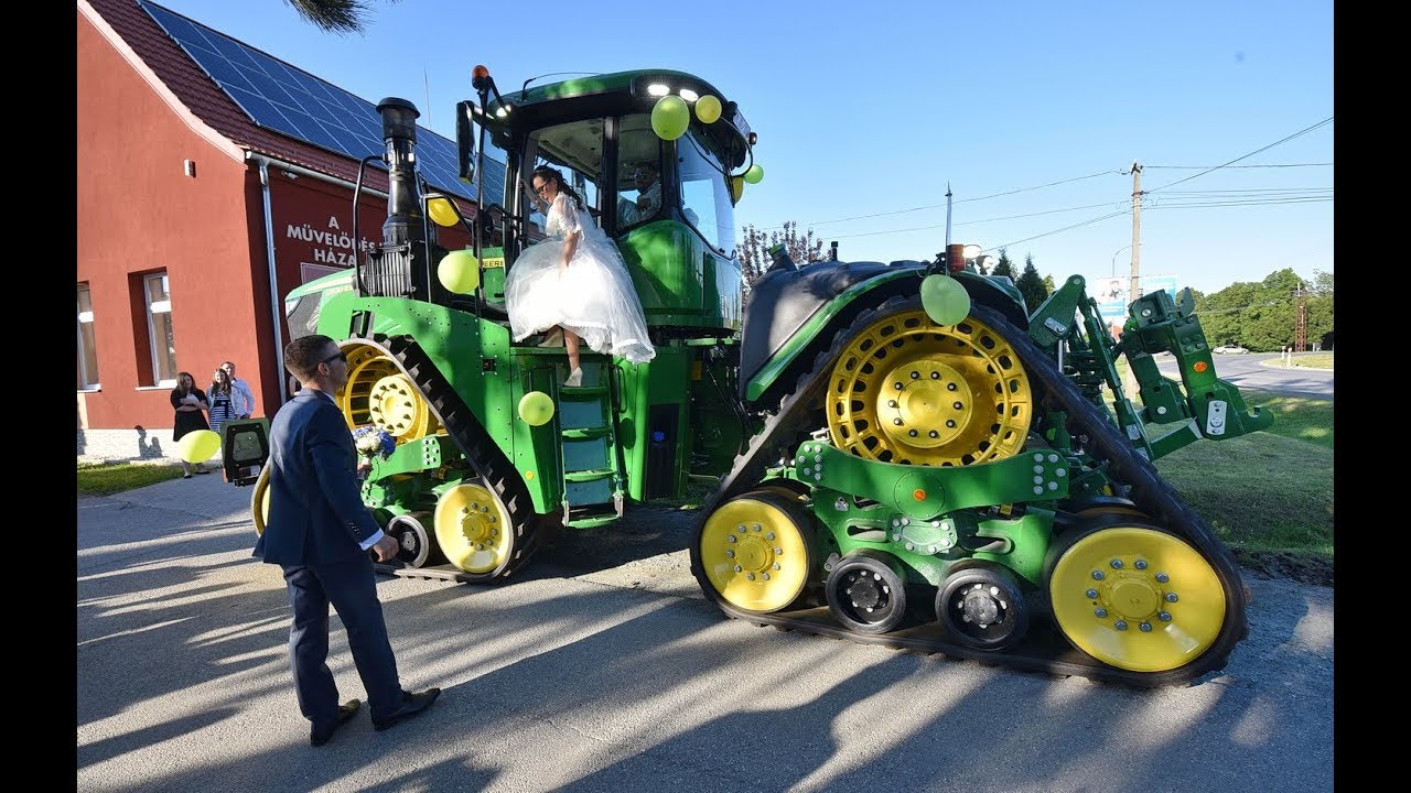 Gumihevederes John Deere traktorral érkezett a menyasszony Vépre