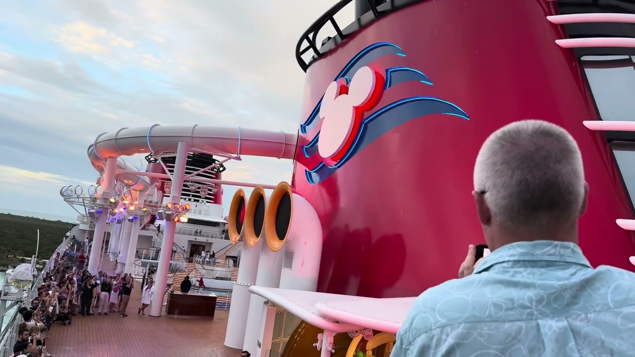 Первый рейс корабля Disney Treasure: новые рога покидают остров Каставей-Кей, 27 декабря 2024 года.