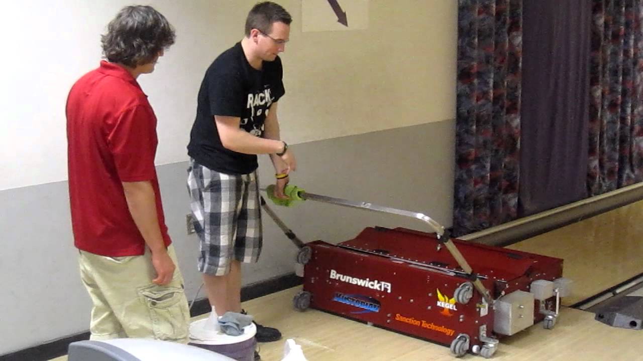 How to properly oil a bowling lane