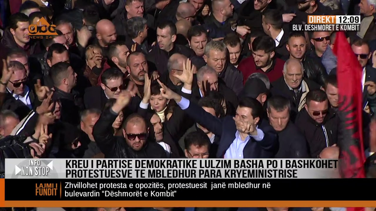Momentet kur Lulzim Basha u bashkohet protestuesve perpara Kryeministrise
