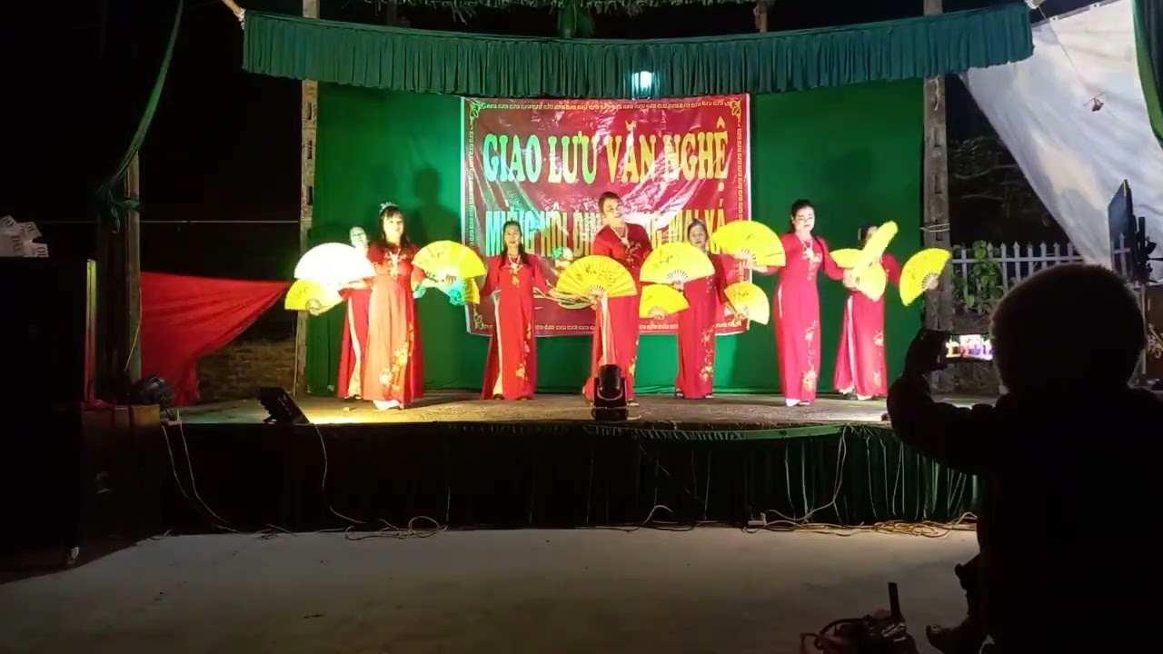 QUÊ NHÀ DẤU YÊU CLB dân vũ xóm 11 . 