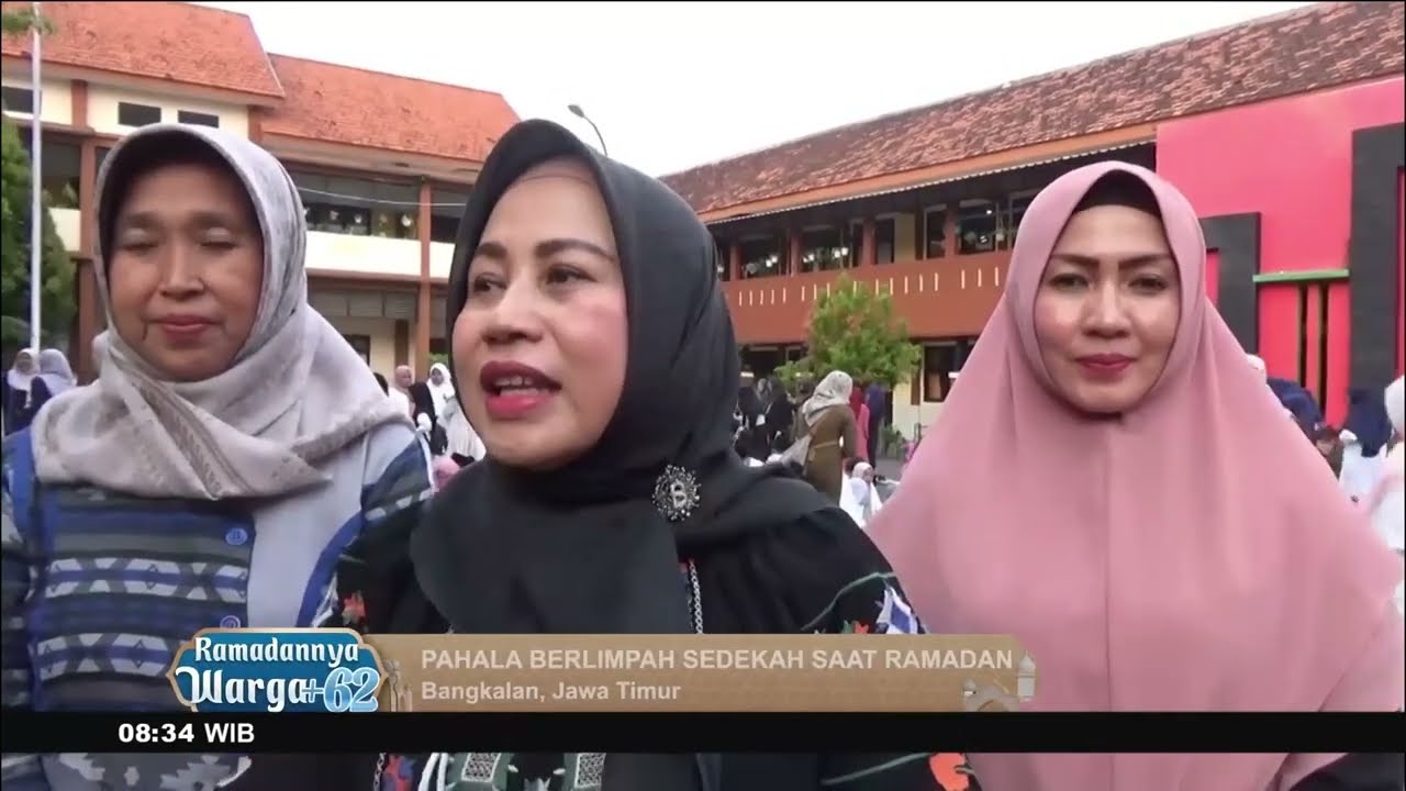 Ratusan Warga Rebutan Bingkisan Takjil Siswa SD