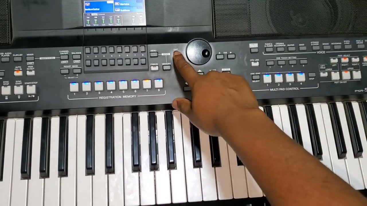 Secret for having a rhythm and solo voice together as a one man band Keyboardist