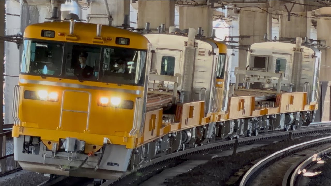 【4K高画質】【大宮操工臨（レール積車）】キヤE195系1000番台ｵｸST-19編成＋ｵｸST-18編成が警笛を鳴らしながら赤羽駅6番線をやや高速通過するシーン（工9541D）2026.1.31