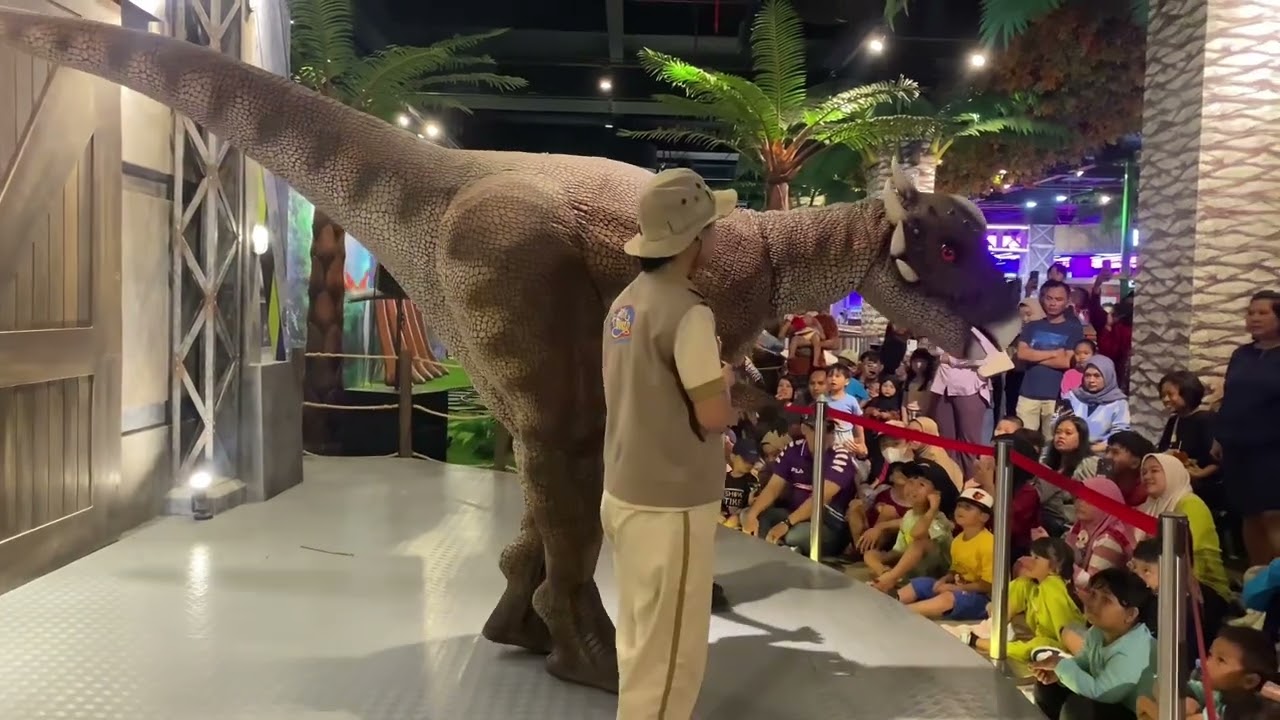 VLOG KHAYRA MELIHAT LANGSUNG DINOSAURUS SHOW DI FUNWORLD MALL BUARAN PLAZA 😍 ADA TIREX & BAYI DINO