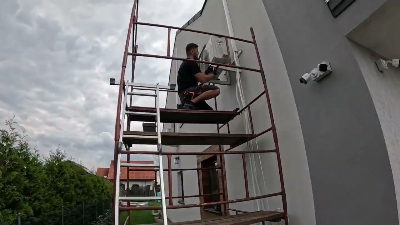 Montaż dwóch klimatyzatorów marki Rotenso Versu Pure 3,5 kW w domu jednorodzinnym.