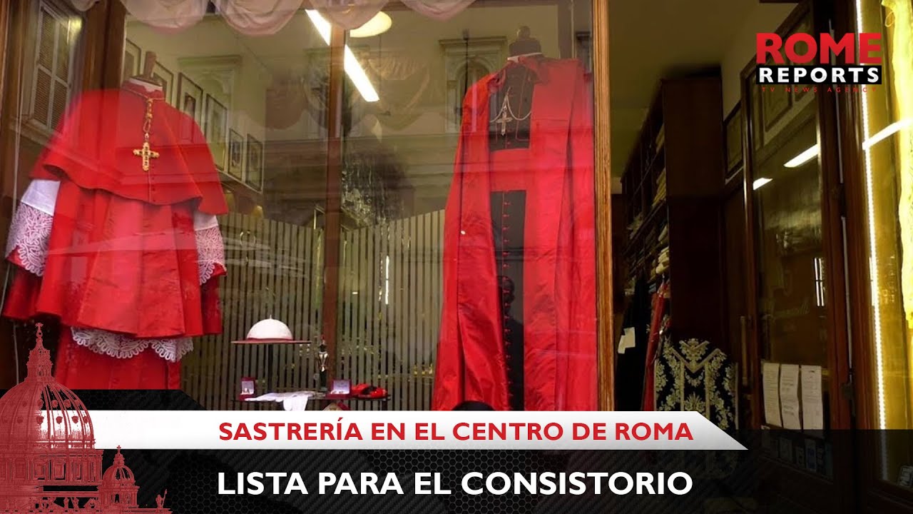 La vitrina de esta sastrería en el centro de Roma ya está lista para el Consistorio