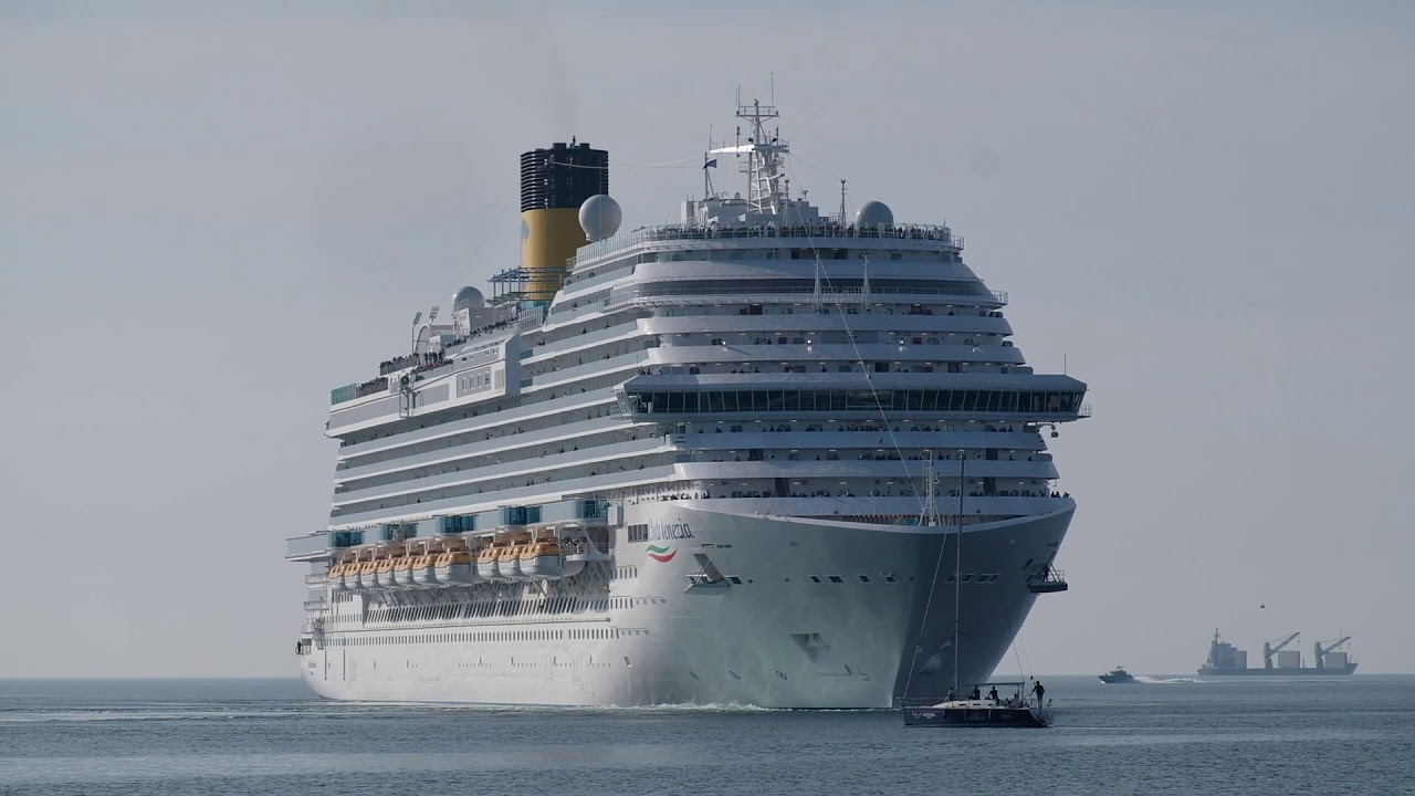 Partenza della Costa Venezia da TRIESTE