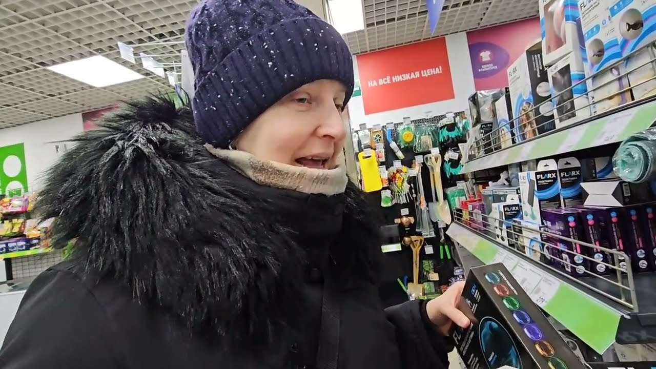 И снова Шопинг с сестрой в нашей деревне. Нам всё надо, срочно покупаем!