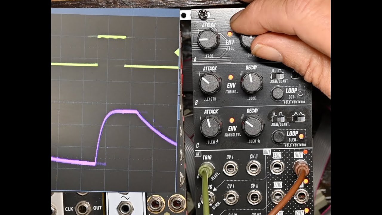 C.K. собирает тройной модульный набор из синтезатора Thonk Synth и модуля Eurorack.