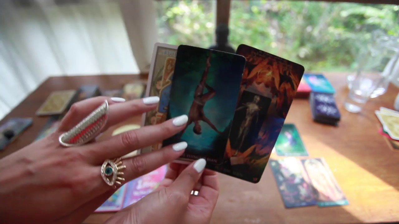 ВЫБЕРИТЕ КАРТУ: Почему вас так тянет к этому человеку? Взаимно ли это? Что это за связь?