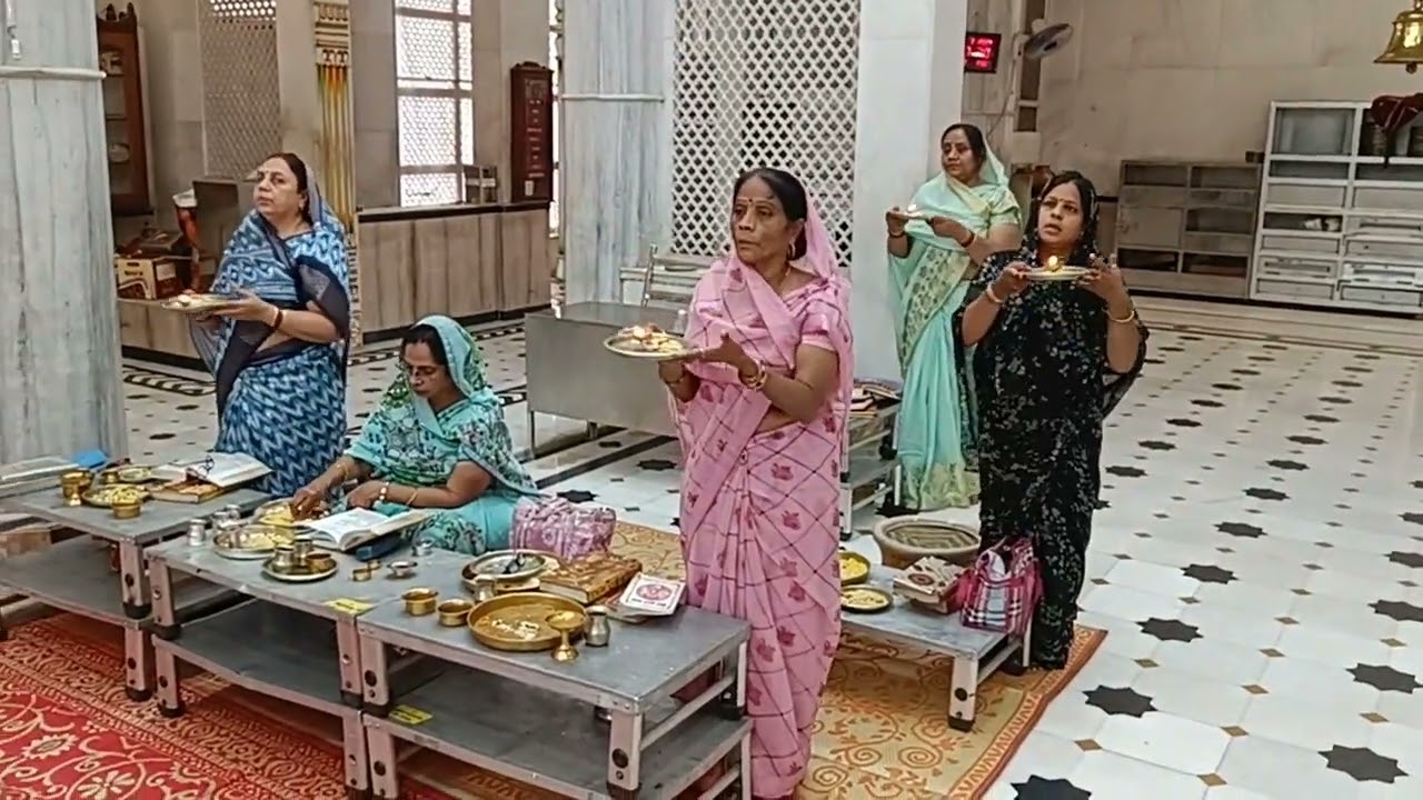 पंच परमेष्ठी भगवान की आरती करते हुए भक्तगण