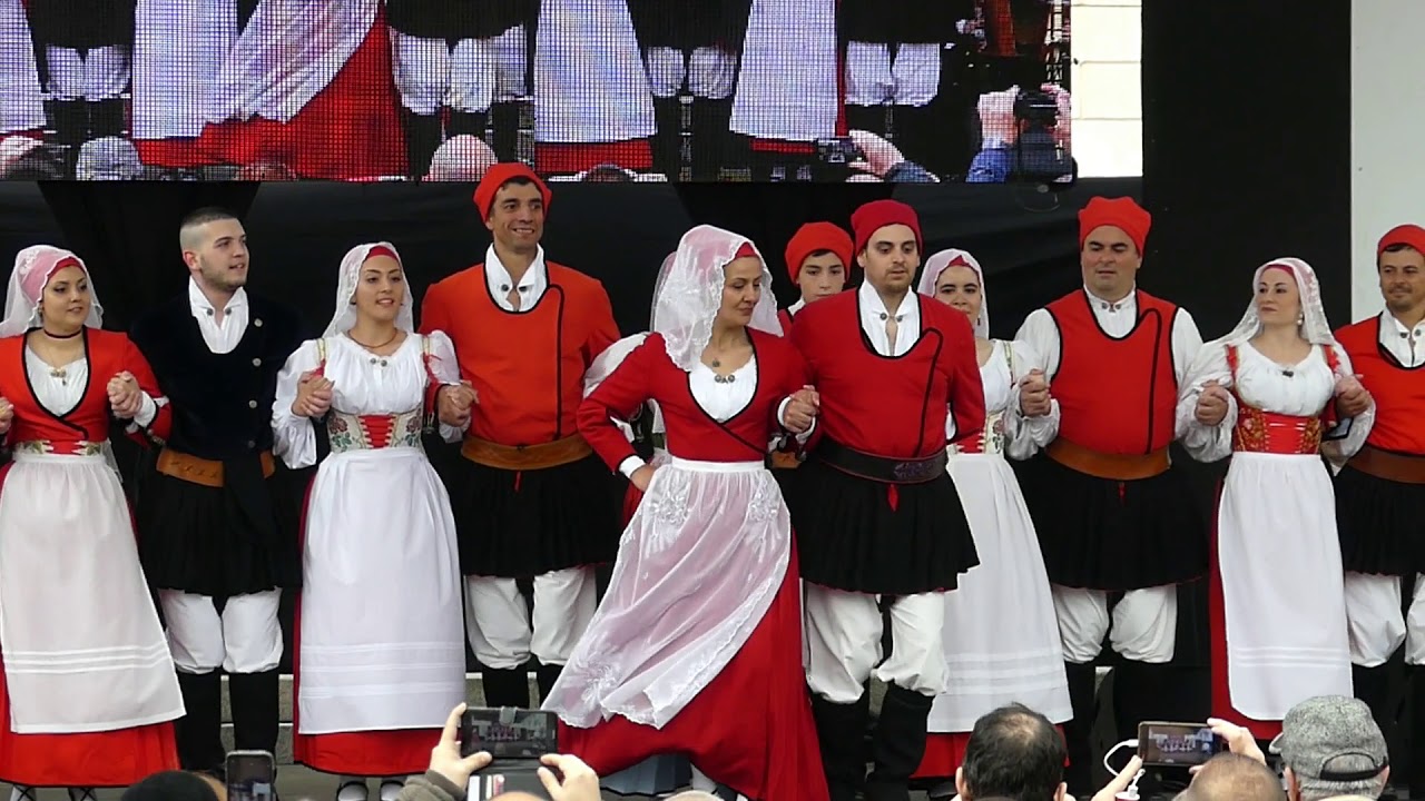 Ballu Sardu con il Gruppo Folk “Gurusele Thathari” di Sassari  und zu Beginn ein Heiratsantrag