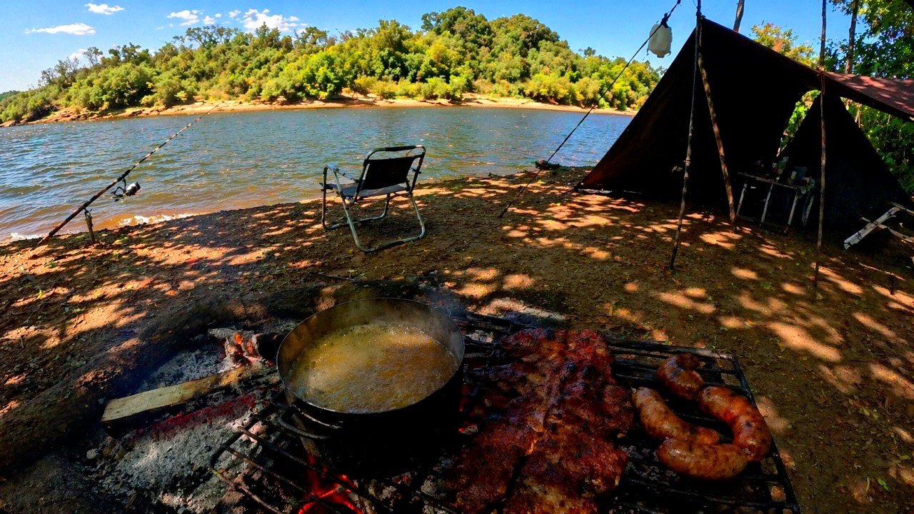 Campamento de pesca y cocina en la isla, pescado frito y carne asada a orilla del rio