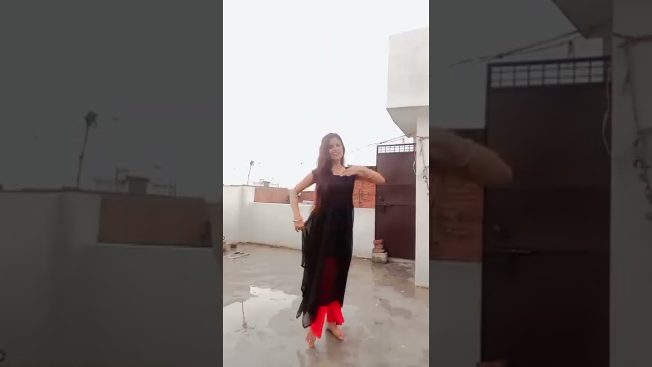 Chatri na khol Barsaat me😍#youtubeshorts#barish#Shortvideo#viral#RaniSharma pls subscribe my channel