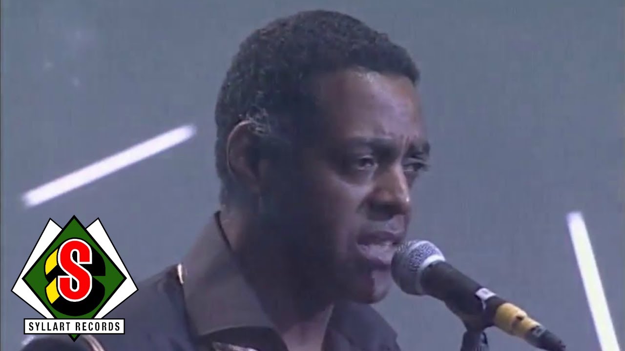 Africando - Colombia Mi Corazon (feat. Ronnie Baro) [Zenith Live]