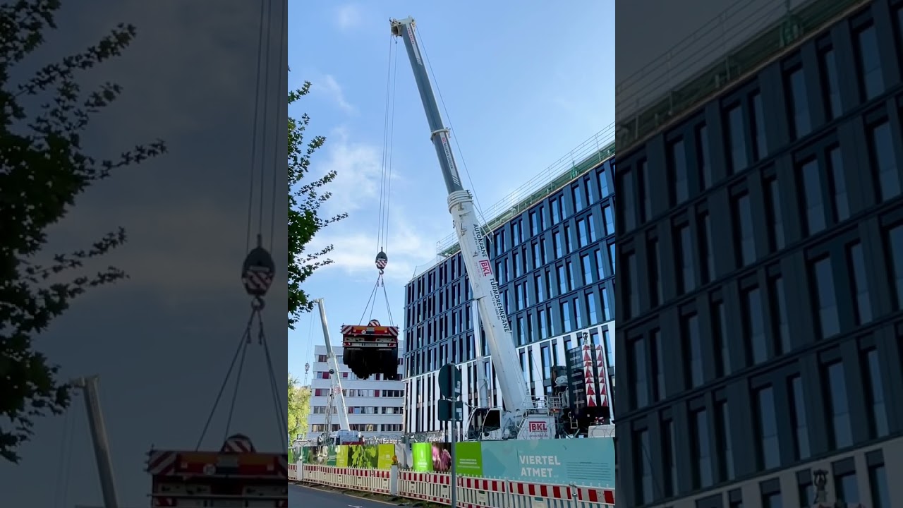 LIEBHERR LTM 1450-8.1 hebt GOLDHOFER 6-Achser