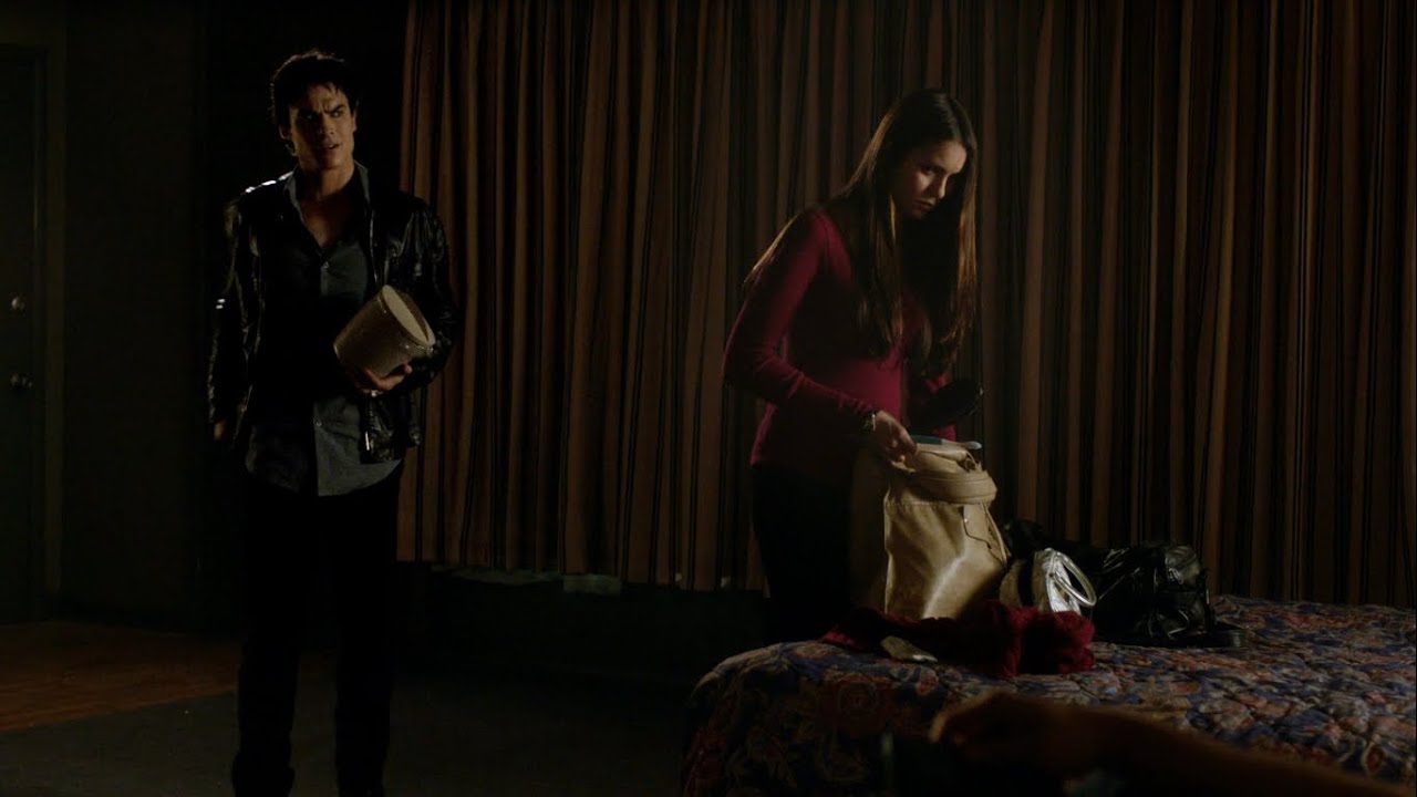 TVD 3x19 - Jeremy asks Elena what's going on between her and Damon. 