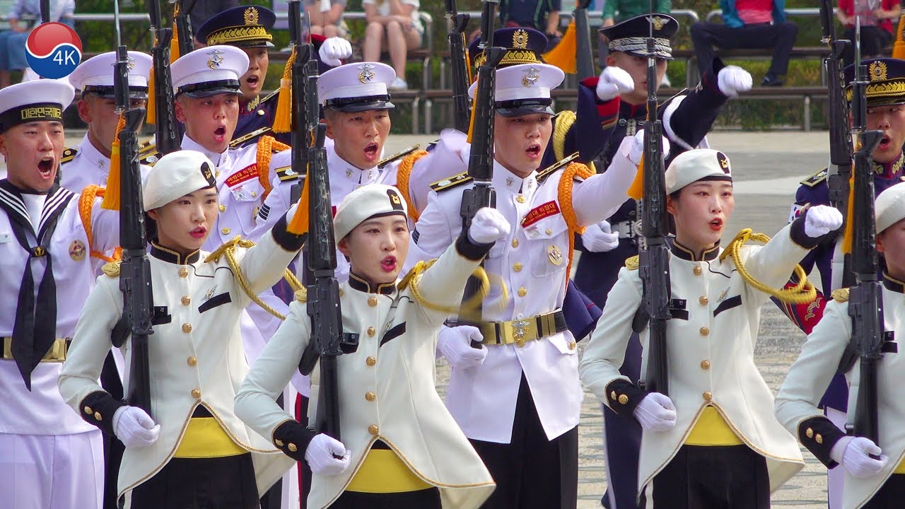 국군 의장대 2022, 국방부 통합 의장대의 태극기-한반도-국방부-파도치기- 승리의 문 대형 시범, 육군, 해군, 여군, 기수단, 해병대, 공군.