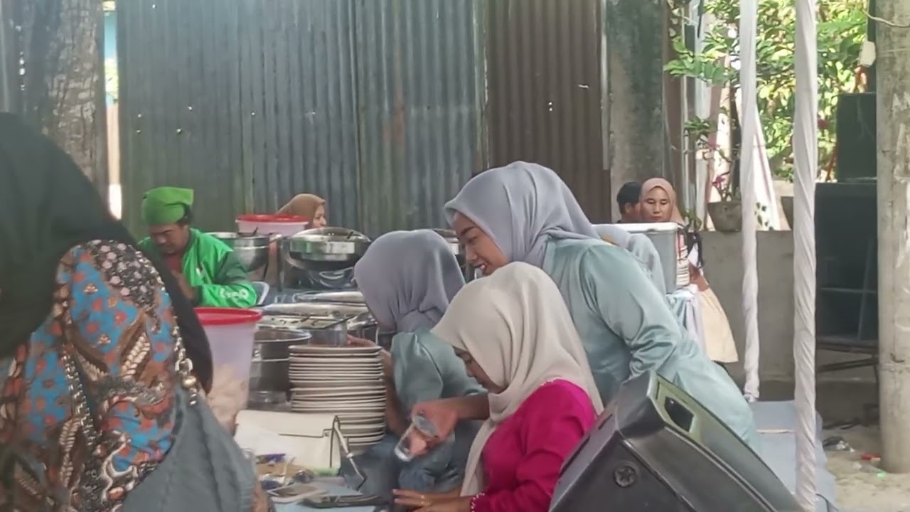 Bang Indra lagi nyanyi lagu Jawa sama lagu Batak